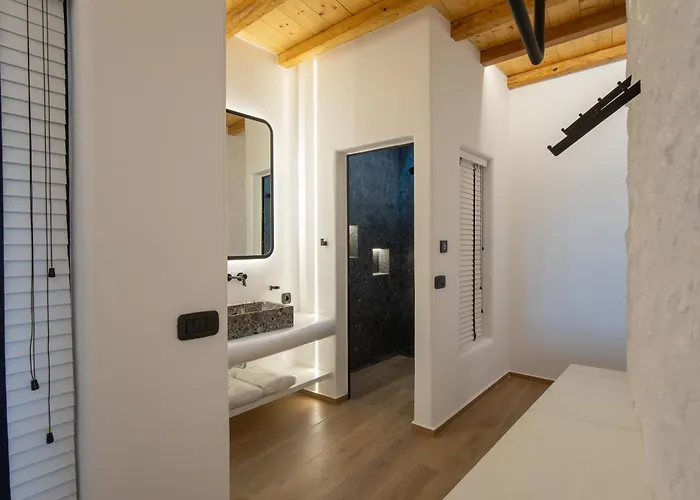 Acres Luxe, First Floor Haven & Ground Floor Retreat アノ・メラ