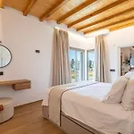 Acres Luxe, First Floor Haven & Ground Floor Retreat Σπίτι διακοπών Άνω Μερά