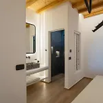 Acres Luxe, First Floor Haven & Ground Floor Retreat Άνω Μερά